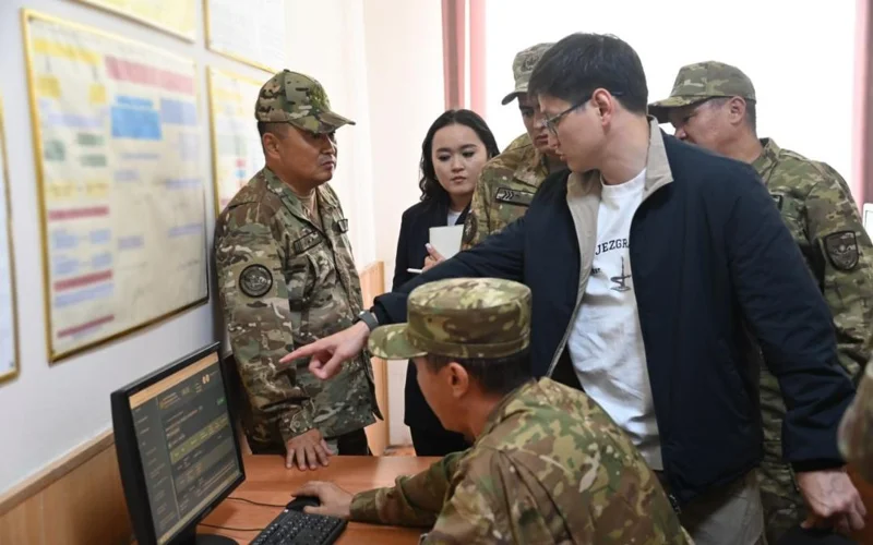 Qorǵanys mınıstriniń orynbasary garnızondardaǵy tsıfrlyq ofıtserlerdiń jumysyn tekserdi