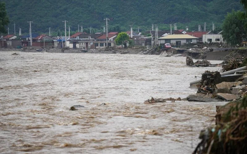 Пекин продлил действие режима экстренного реагирования на наводнения