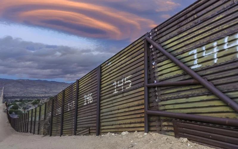 Трамп поручил покрасить стену на границе с Мексикой в черный цвет