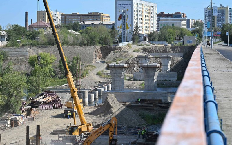 Асфальтовое покрытие старого моста обновили в Семее Асфальтовое покрытие старого моста обновили в Семее