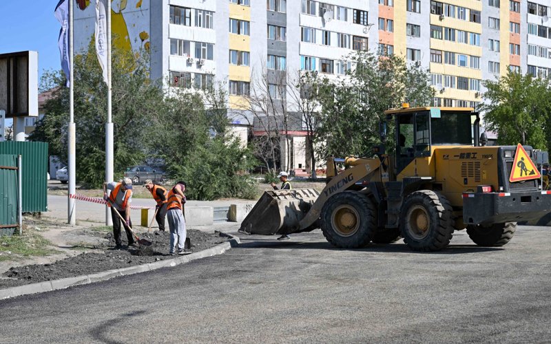 Асфальтовое покрытие старого моста обновили в Семее Асфальтовое покрытие старого моста обновили в Семее