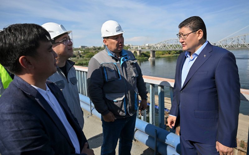 Асфальтовое покрытие старого моста обновили в Семее Асфальтовое покрытие старого моста обновили в Семее