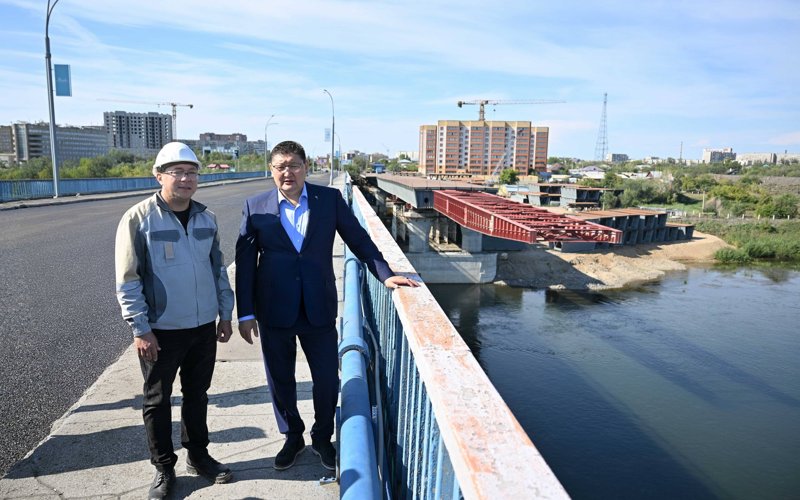 Асфальтовое покрытие старого моста обновили в Семее Асфальтовое покрытие старого моста обновили в Семее