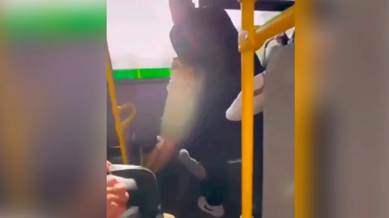 В Алматы двое подрались в автобусе: нарушителей установили