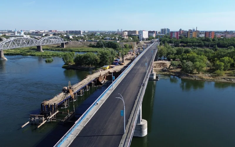 Асфальтовое покрытие старого моста обновили в Семее