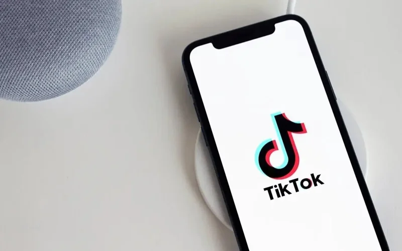TikTok Ulybrıtanııadaǵy júzdegen moderatordy jasandy ıntellektimen almastyrýy múmkin