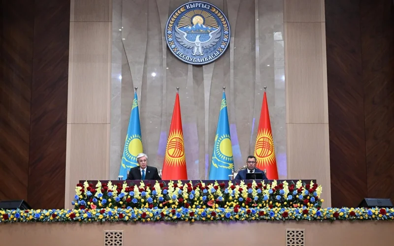 Касым-Жомарт Токаев и Садыр Жапаров провели брифинг для представителей СМИ