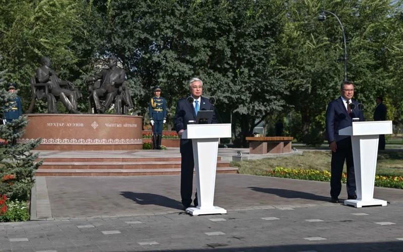 Касым-Жомарт Токаев и Садыр Жапаров открыли памятник «Золотой мост дружбы»
