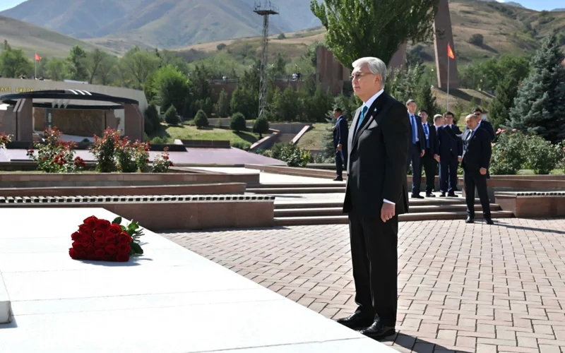 Президент Казахстана почтил память Чингиза Айтматова