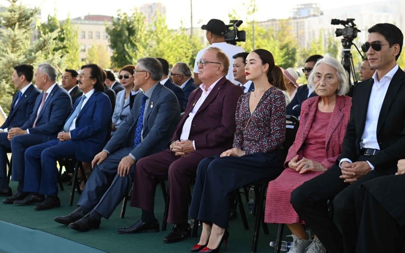Касым-Жомарт Токаев и Садыр Жапаров открыли памятник «Золотой мост дружбы»