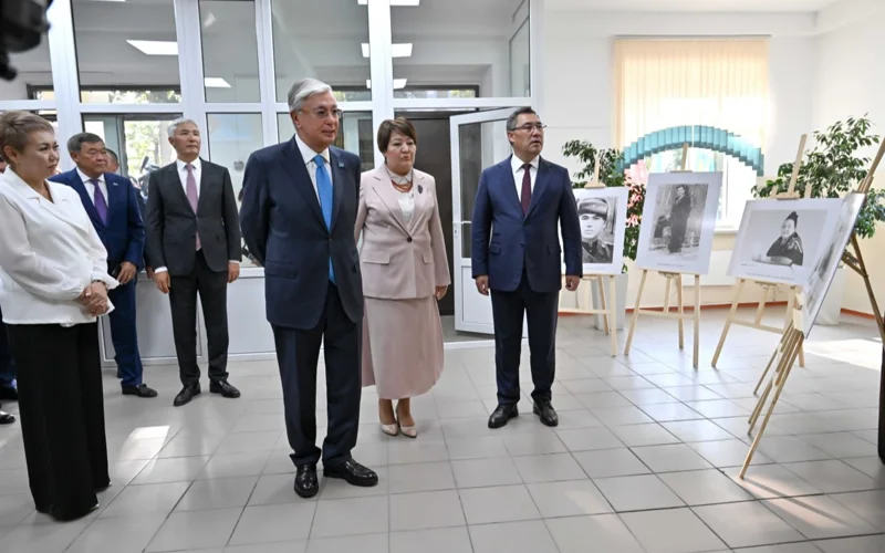 Глава государства посетил школу-гимназию № 33 имени Кемеля Токаева в Кыргызстане