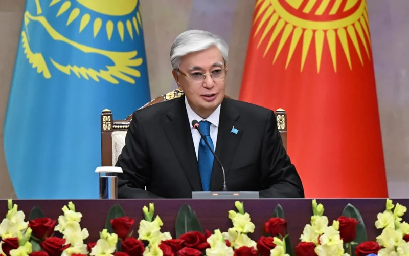 Касым-Жомарт Токаев и Садыр Жапаров провели брифинг для представителей СМИ