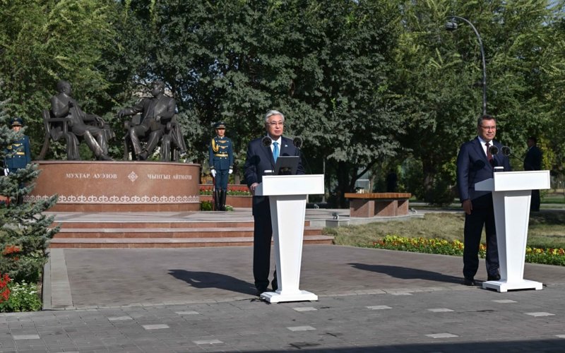 «Dostyqtyń altyn kópiri» eskertkishiniń ashylý rásimi «Dostyqtyń altyn kópiri» eskertkishiniń ashylý rásimi