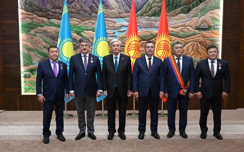 Глава государства наградил государственных и общественных деятелей Кыргызстана