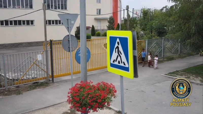 Жаңа оқу жылына дайындық: Алматыда 100-ден астам мектеп маңында қоршаулар орнатылды 