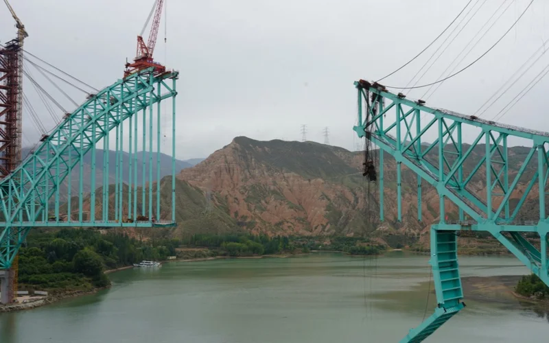Тросы оборвались на строящемся мосту в Китае: погибли 12 человек