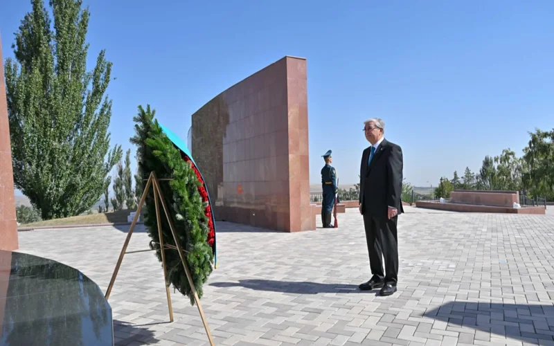 Касым-Жомарт Токаев посетил историко-мемориальный комплекс в Кыргызстане