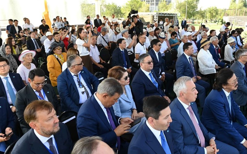 Касым-Жомарт Токаев и Садыр Жапаров открыли памятник «Золотой мост дружбы»