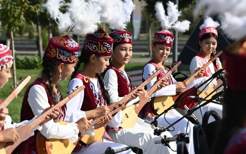 Tokayev, Zhaparov unveil ‘Golden Bridge of Friendship’ monument in Bishkek