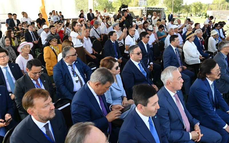 «Dostyqtyń altyn kópiri» eskertkishiniń ashylý rásimi «Dostyqtyń altyn kópiri» eskertkishiniń ashylý rásimi