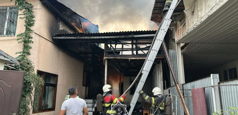 Almatynyń Medeý aýdanynda jeke úı órtendi 