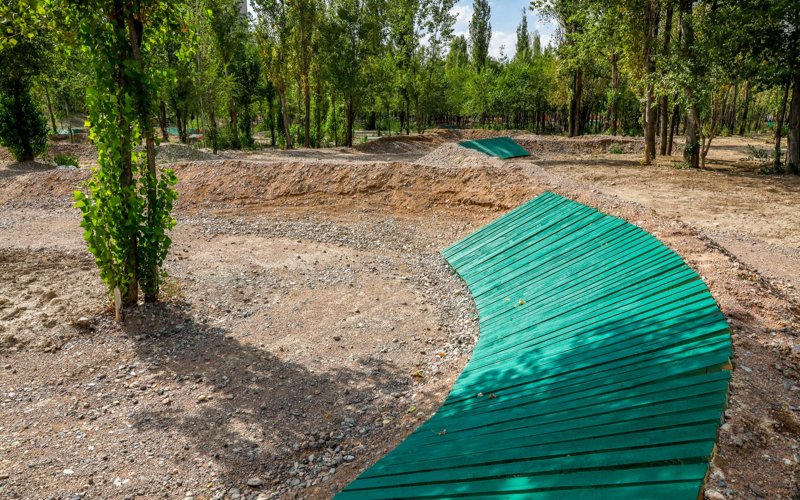 Благоустройство озера Сайран: стройка продолжается, отдыхающие уже гуляют