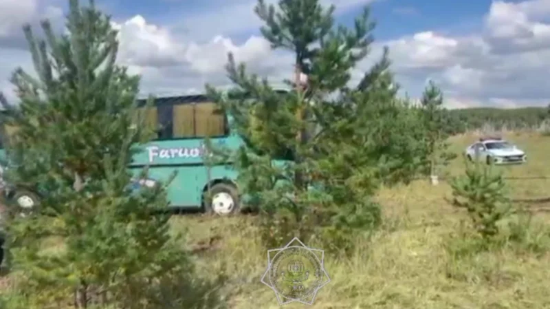 Автобусы с 99 пассажирами, увязшие в  грязи, спасли в Акмолинской области