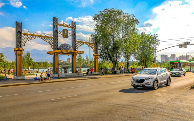 Благоустройство озера Сайран: стройка продолжается, отдыхающие уже гуляют