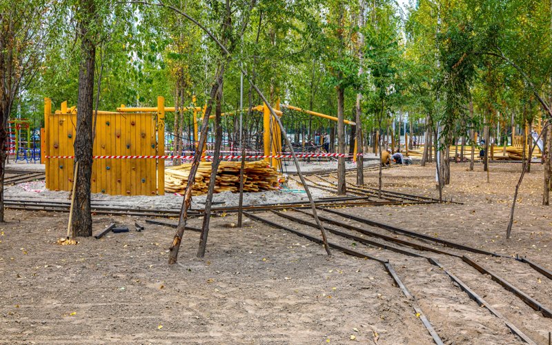 Благоустройство озера Сайран: стройка продолжается, отдыхающие уже гуляют