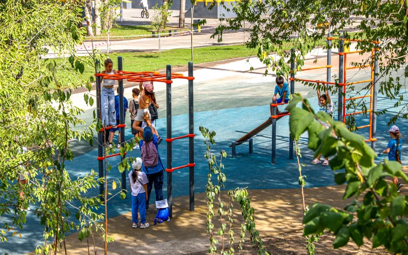 Благоустройство озера Сайран: стройка продолжается, отдыхающие уже гуляют