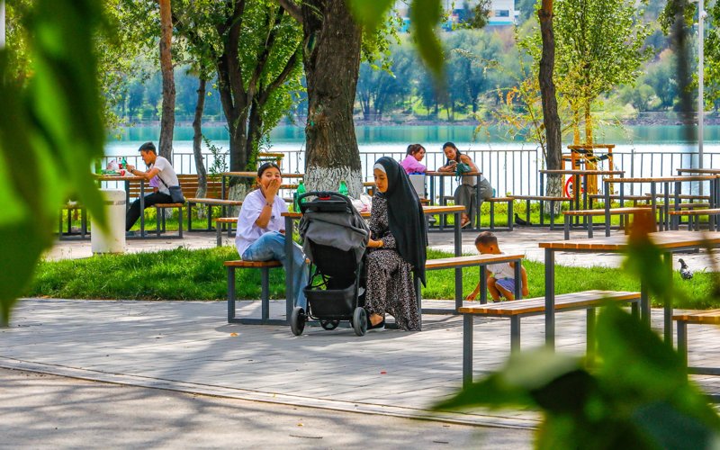 Благоустройство озера Сайран: стройка продолжается, отдыхающие уже гуляют