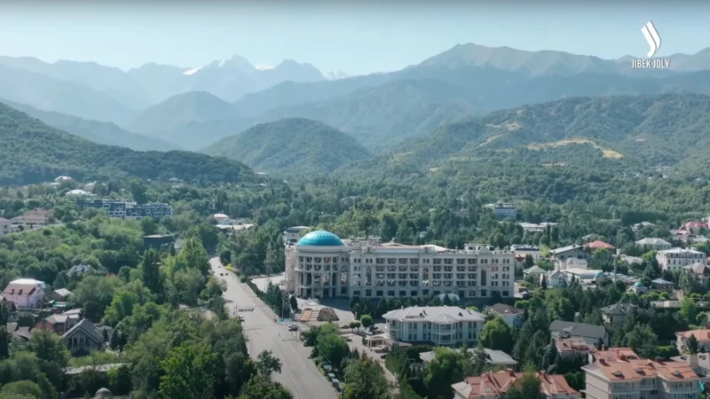 «Таза қала» в Алматы: новый Арбат, мусорные свалки и экочелленджи