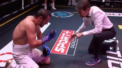 Непобежденный казахстанский боксер победил спортсмена из Узбекистана