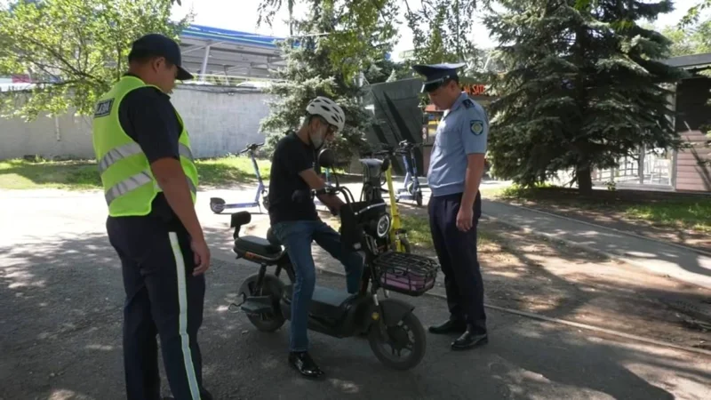  Moped sanatyna jatady: Almatyda elektrovelosıped ıelerine eskertý jasaldy