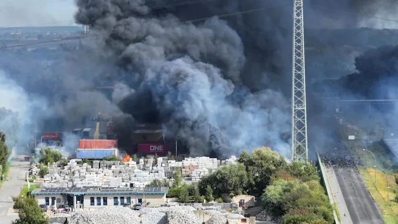 В Гамбурге вспыхнул сильный пожар в порту