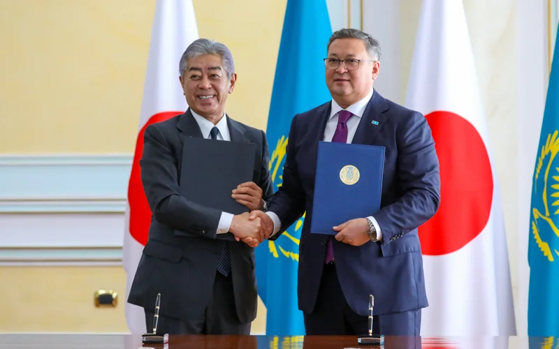 Astanaǵa alǵash resmı saparmen Japonııa Syrtqy ister mınıstri Takeshı Ivaıa keldi