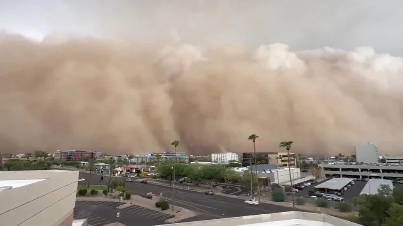 Песчаная буря накрыла город в США