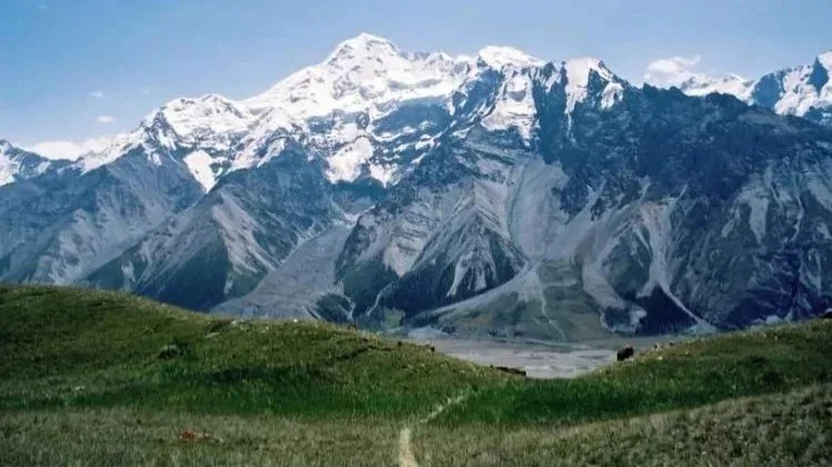 Вертолет МЧС Кыргызстана свернул операцию по эвакуации российской альпинистки с пика Победы