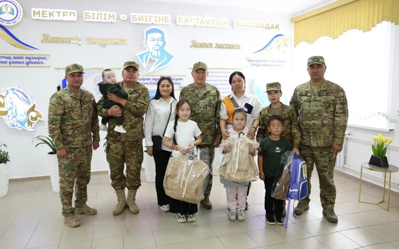 военнослужащие подарили школьные принадлежности