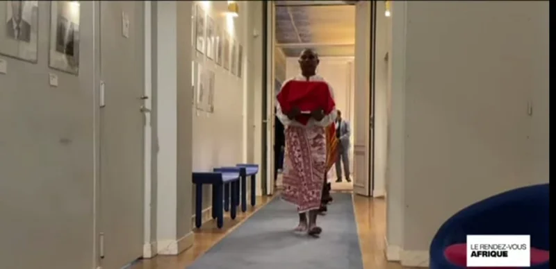 Франция бир аср олдин қатл этилган қиролнинг бош суягини Мадагаскарга қайтарди