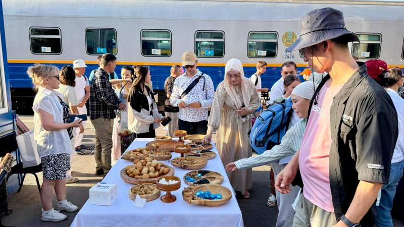 Более 130 пассажиров отправились в путешествие на турпоезде «Keruen Express» Более 130 пассажиров отправились в путешествие на турпоезде «Keruen Express»