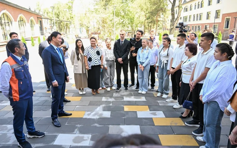 Дархан Сатыбалды посетил детский дом в микрорайоне «Баганашыл»