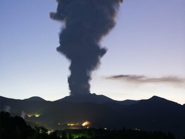 Mt. Shinmoe in southwestern Japan erupts, spews plume 5,500 m above crater