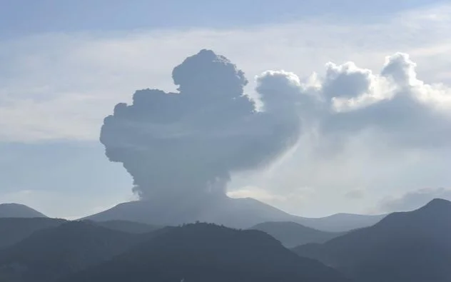 Mt. Shinmoe in southwestern Japan erupts, spews plume 5,500 m above crater