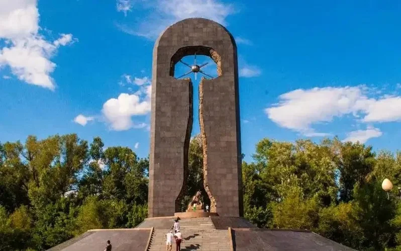 «Өлімнен де күшті» монументі