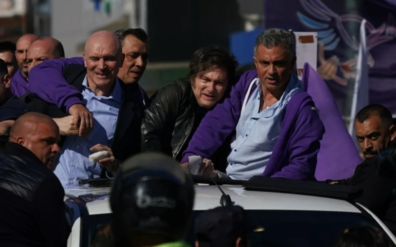 Аргентина президентінің кортежіне демонстранттар тас пен бөтелке лақтырды