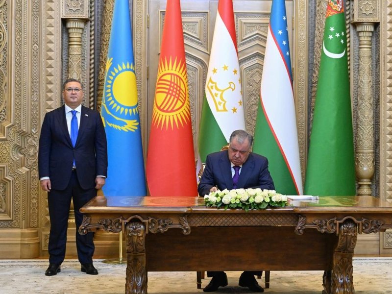 Tajik President signs Treaty of Friendship in 21st Century Tajik President signs Treaty of Friendship in 21st Century