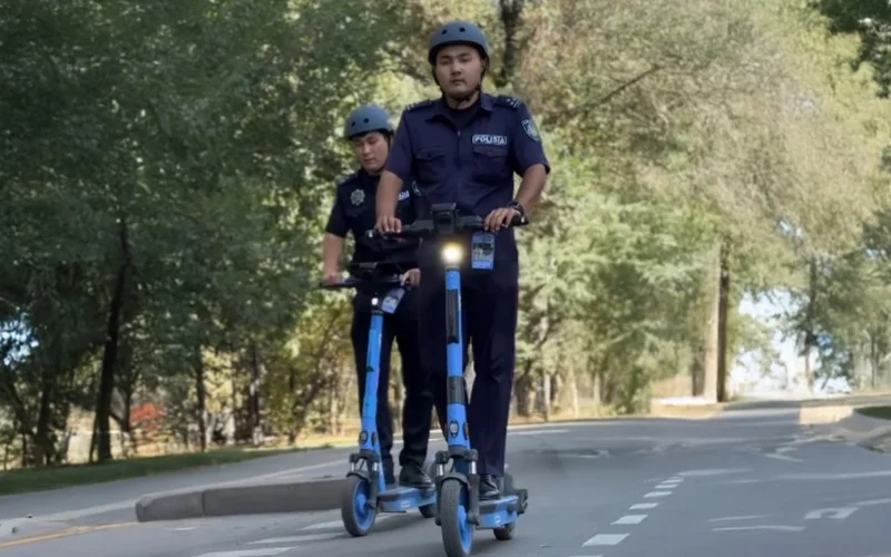 полицейские на самокате