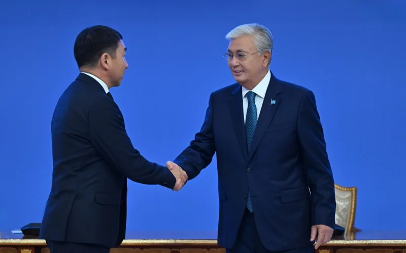 Глава государства вручил награды за вклад в социально-экономическое развитие страны