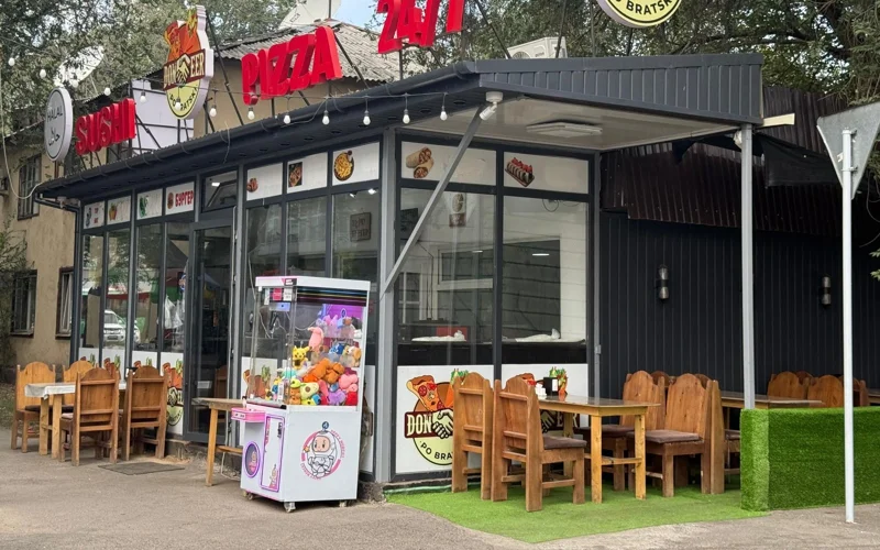 В Алматы сносят незаконную пристройку к кафе